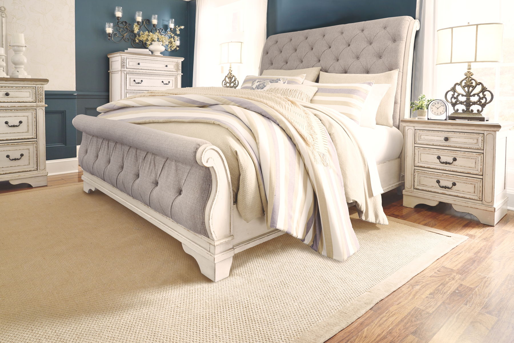 Realyn - Upholstered Sleigh Bed - Image 3