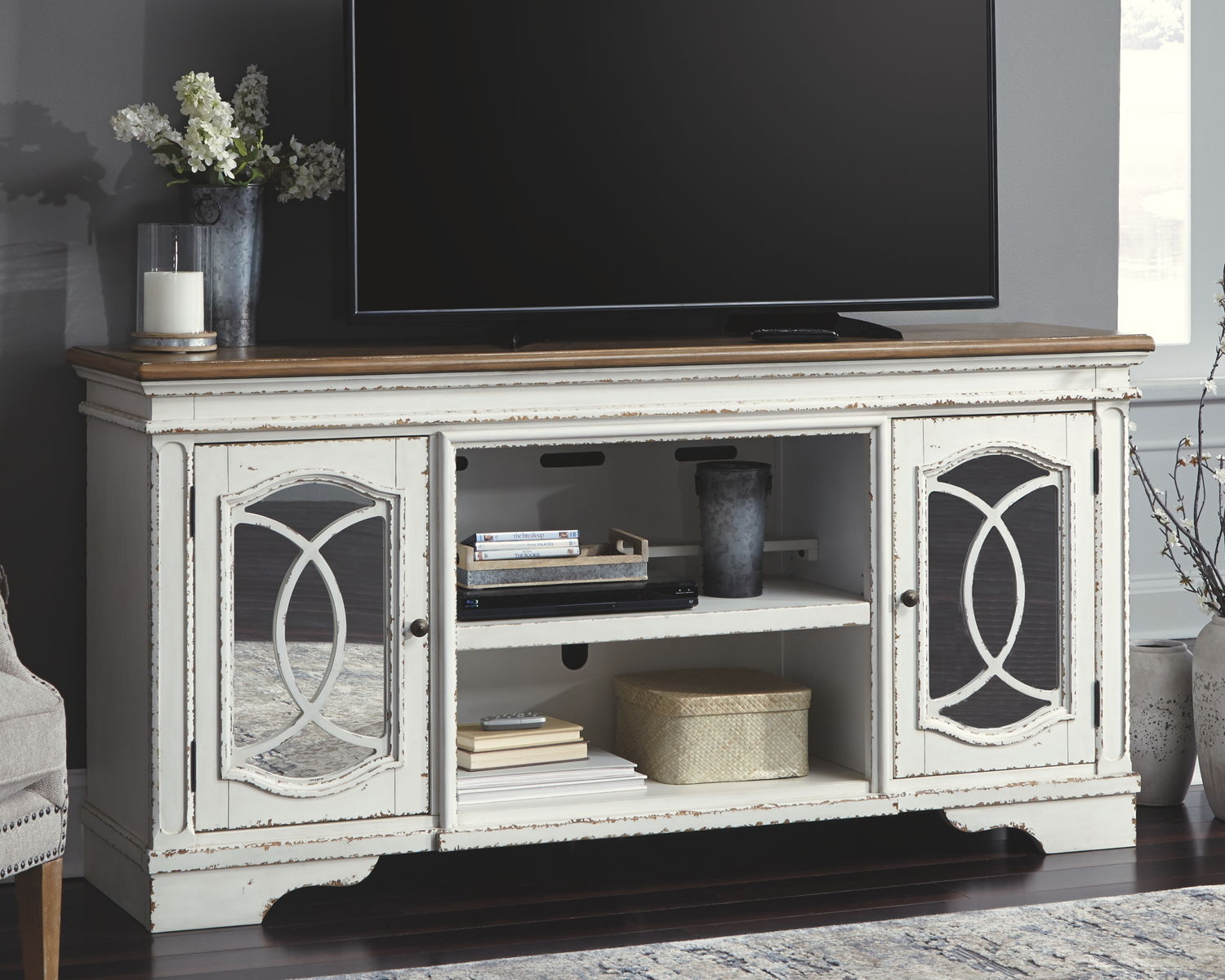 Realyn - TV Stand - Image 2