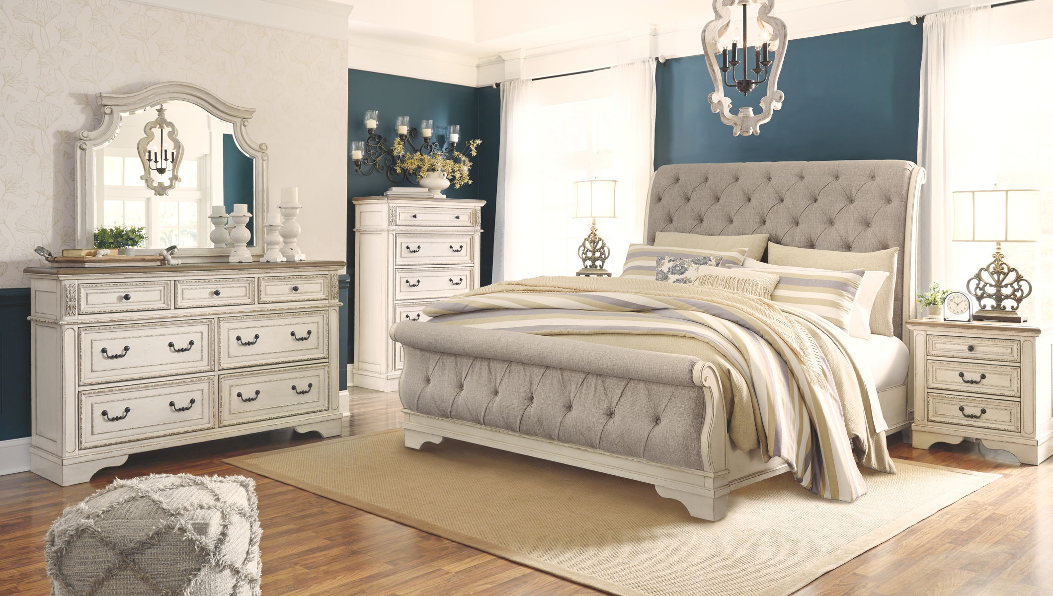 Realyn - Upholstered Sleigh Bed - Image 4
