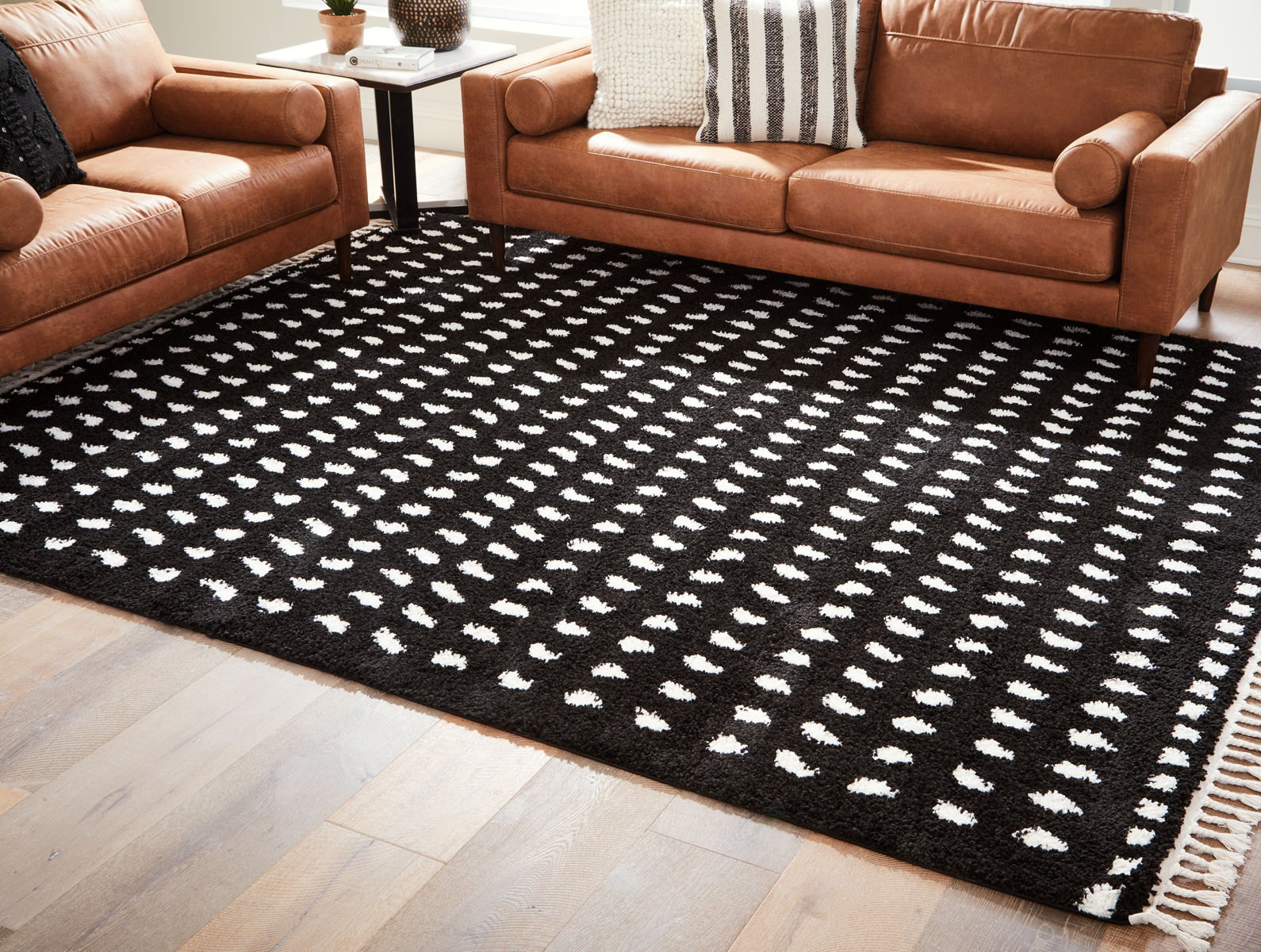 Minston - 5' x 7' Rug - Black / White - Image 4